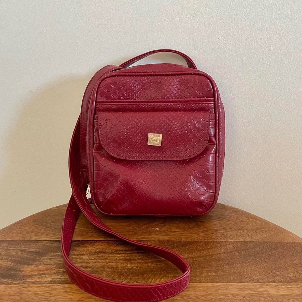 vintage crossbody faux snakeskin liz claiborne
Deep red/burgundy